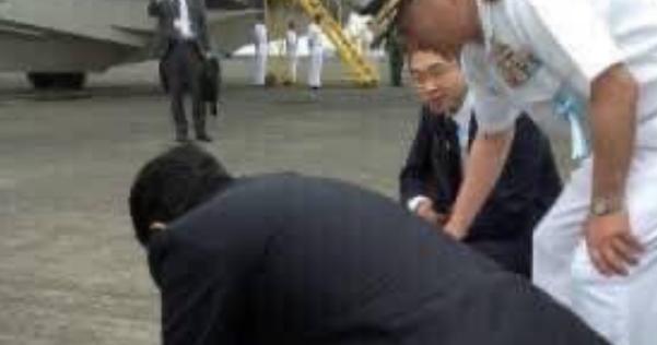 【拡散希望】安倍総理が硫黄島訪問の際に戦死者に「踏みつけて申し訳ございません」と土下座していたことをマスコミは報じていない - こぐま速報