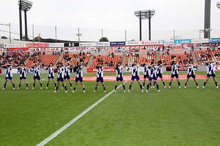「売春婦！芝踏むな帰れ！」乃木坂46が浦和サポーターからブーイング【動画あり】 : Gラボ [AKB48]