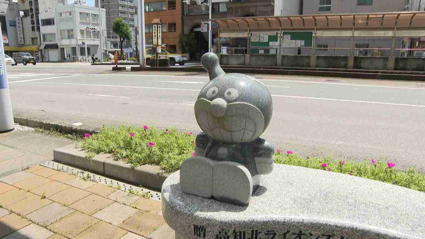 「ばいきんまん」の“角”何者かに折られる　重さ100キロの石像持ち上げ落とした？　警察が“器物損壊容疑”で捜査