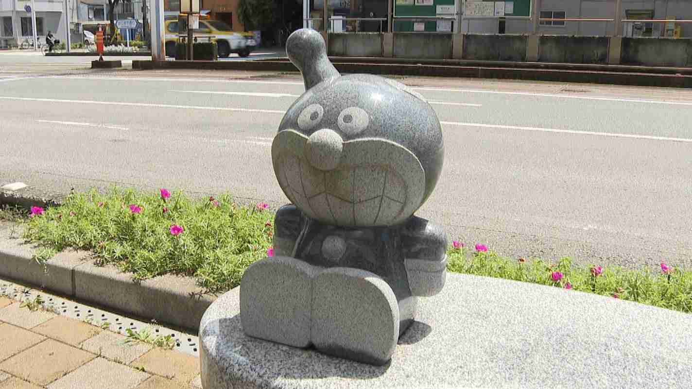 「ばいきんまん」の“角”何者かに折られる　重さ100キロの石像持ち上げ落とした？　警察が“器物損壊容疑”で捜査 | KUTVニュース | KUTVテレビ高知