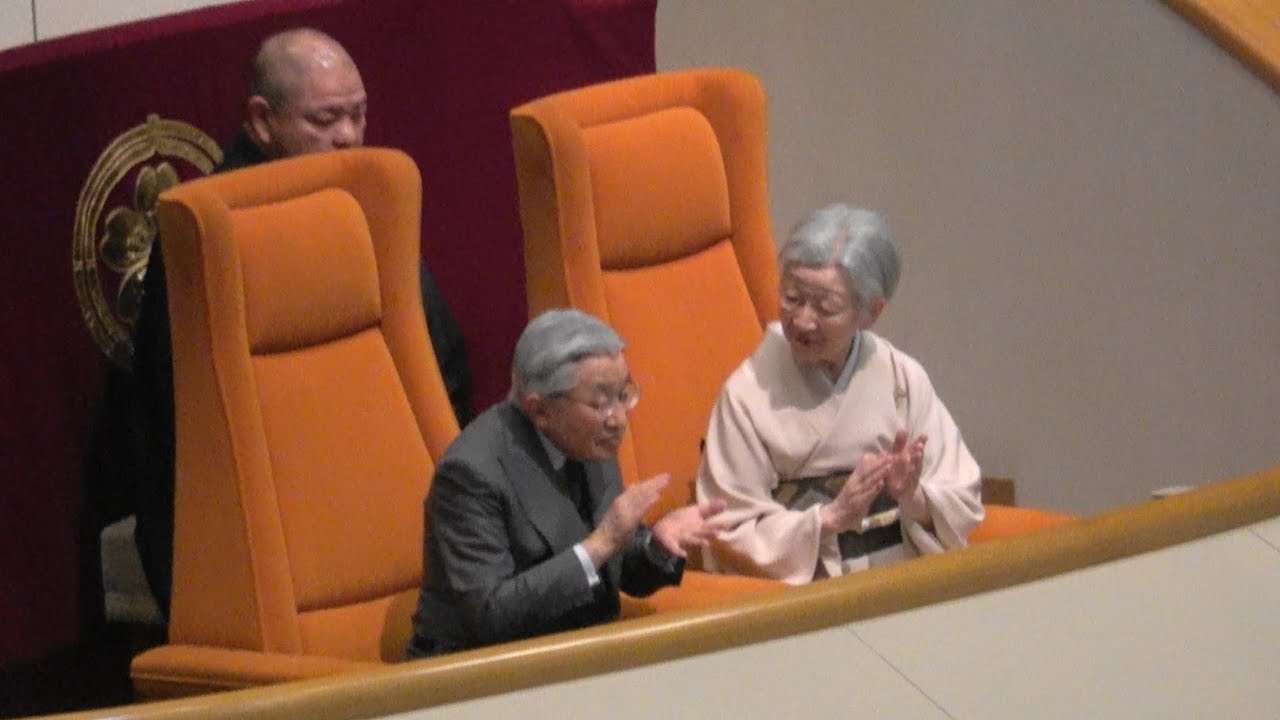 感動の万歳三唱！天覧相撲 Unexpected spontaneous Banzai to the Emperor and Empress - YouTube