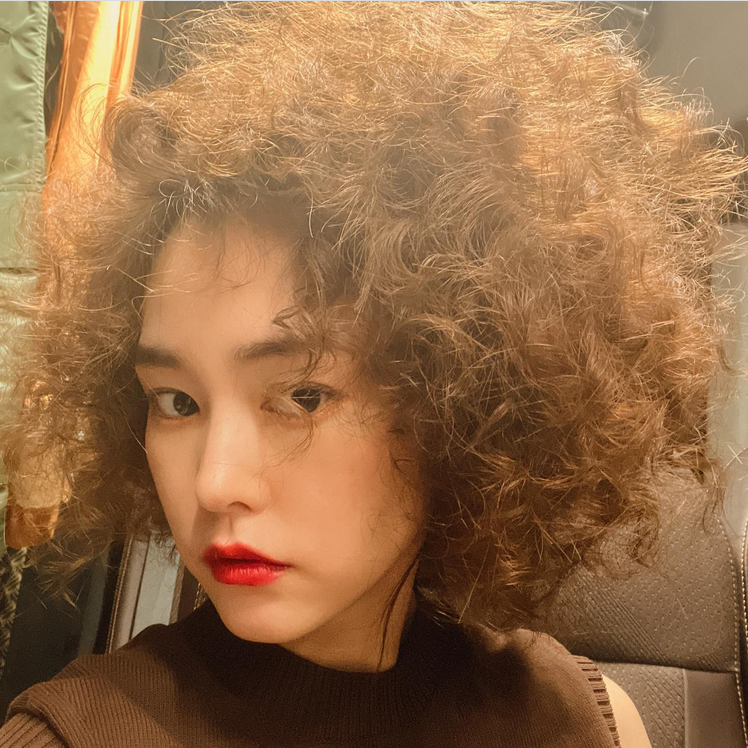 桐谷美玲、クルクル“ボンバーヘア”に変身「何でも似合う」「菅田くんみたい」と反響
