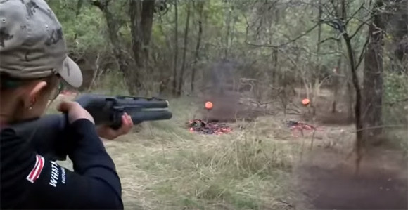 勝てる気がしない案件。アメリカの少女が3種の銃を使い分けて全ての的をクリーンヒット : カラパイア