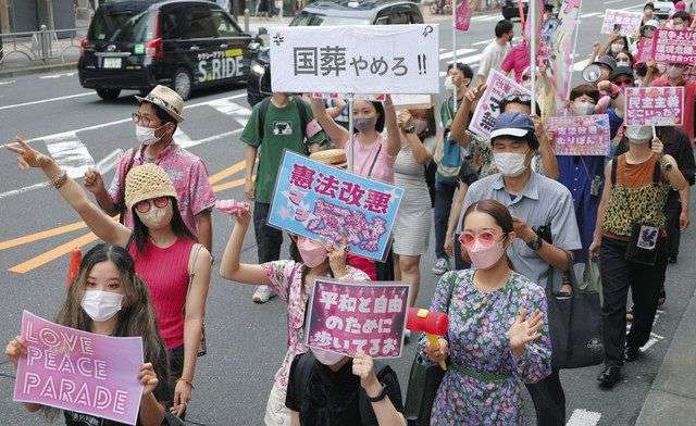 「国葬うちらは求めてない！」　「選挙ギャルズ」ら約110人が東京都心でパレード：東京新聞 TOKYO Web