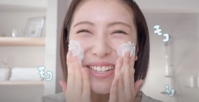 浜辺美波“ダブルピース”で誕生日報告、22歳の抱負も