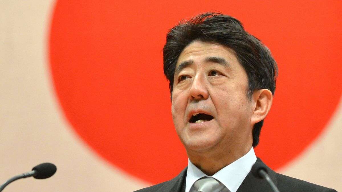 安倍首相は｢それで結構です｣と即断した…防大卒業式で学生が｢帽子を投げてから猛ダッシュする｣納得の理由 ただのセレモニーではなく、急いで立ち去る理由がある (2ページ目) | PRESIDENT Online（プレジデントオンライン）