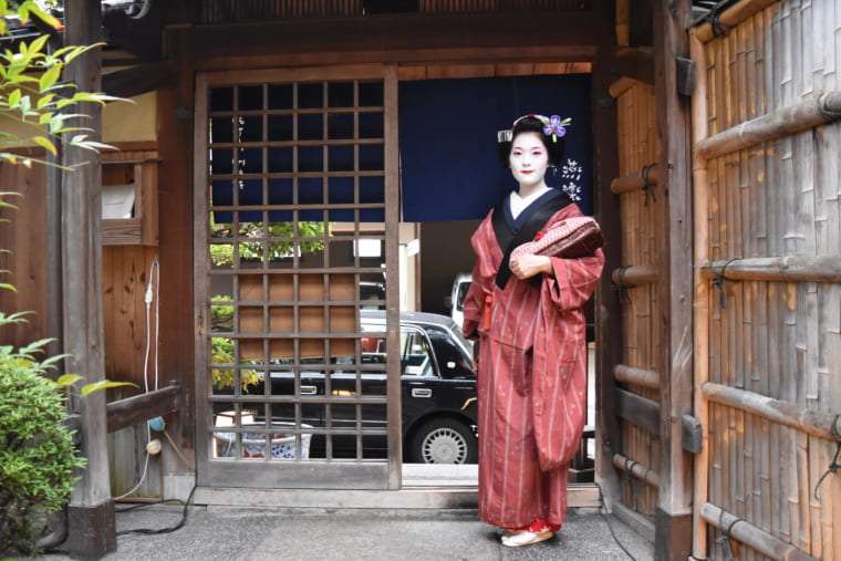 舞妓さんって何者？そのお仕事と生活を紹介します。 | お座敷体験 宴-UTAGE-