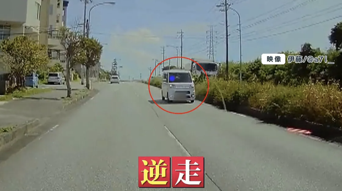 “逆走車”必死の制止もじりじり前進…高齢ドライバーか