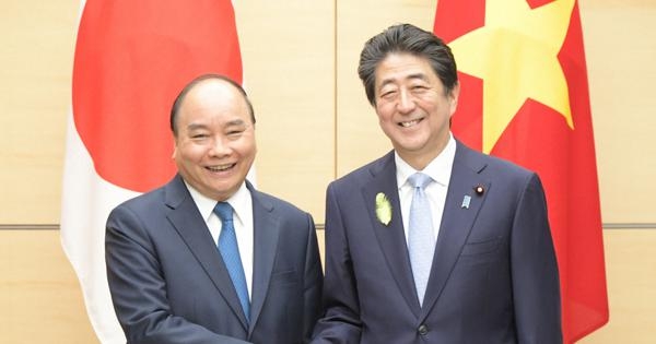 安倍首相、ベトナムのフック首相と会談　労働者受け入れの協力覚書を交わす | 毎日新聞