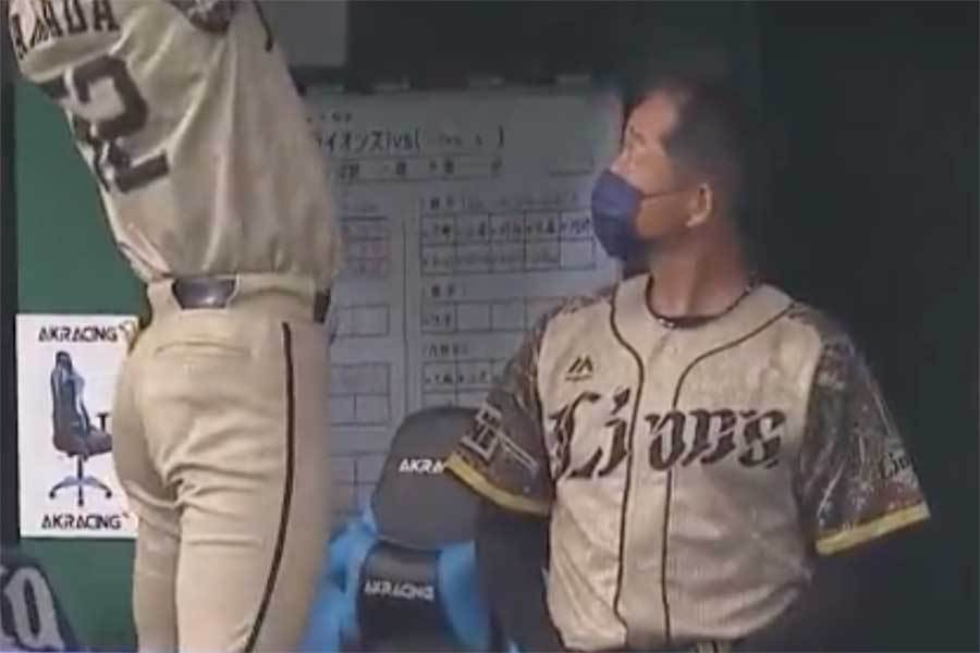 ベンチでの“奇行”に辻監督も「ガン見しちゃってる」　まさかの肉体勝負に爆笑（Full-Count） - Yahoo!ニュース