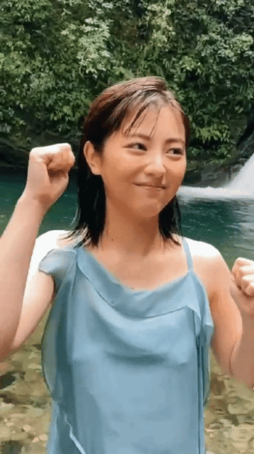 浜辺美波“ダブルピース”で誕生日報告、22歳の抱負も