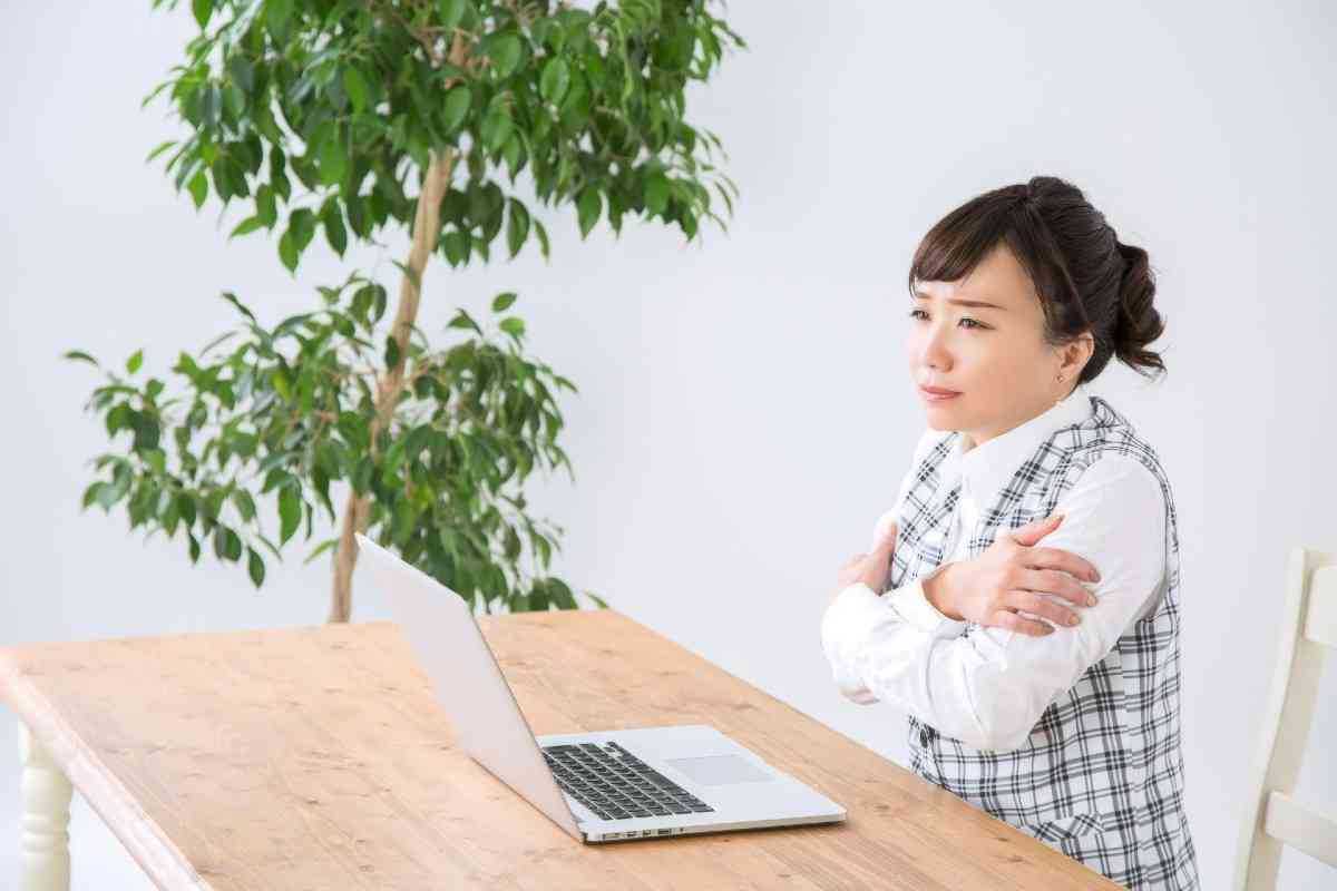 夏の「冷え対策」、女性が男性の「4倍超」に上った回答とは？ | オトナンサー