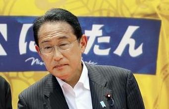 参議院選挙:岸田首相の演説中、聴衆１人が倒れる…医師の介抱後に駆け寄り「ごめんね」と気遣う : 読売新聞オンライン