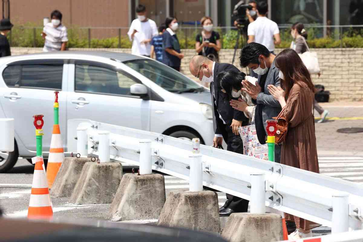 「心痛む」手合わせる人々　安倍氏銃撃１カ月で現場―奈良：時事ドットコム
