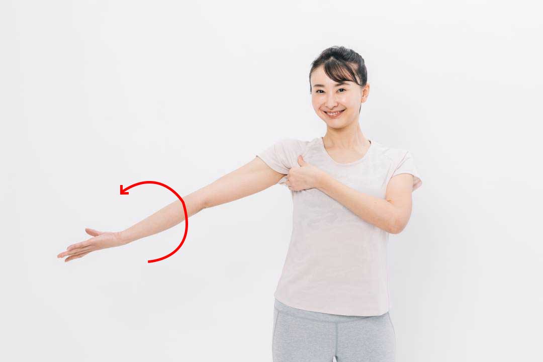 肩こりの原因は胸と脇の下にあり！10秒押して痛みを解消 | ESSEonline（エッセ オンライン）