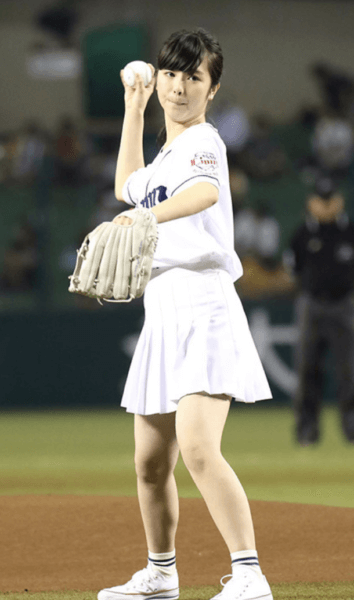 浜辺美波“ダブルピース”で誕生日報告、22歳の抱負も