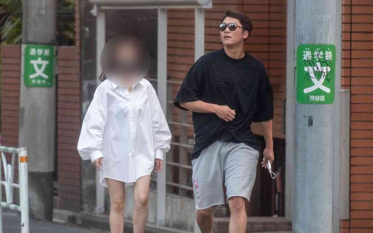 「あれ坂本？」「あいつはこういう事をするやつだよ」巨人の坂本勇人（33）が白シャツ美女とサングラスノーマスク姿で白昼手つなぎ散歩