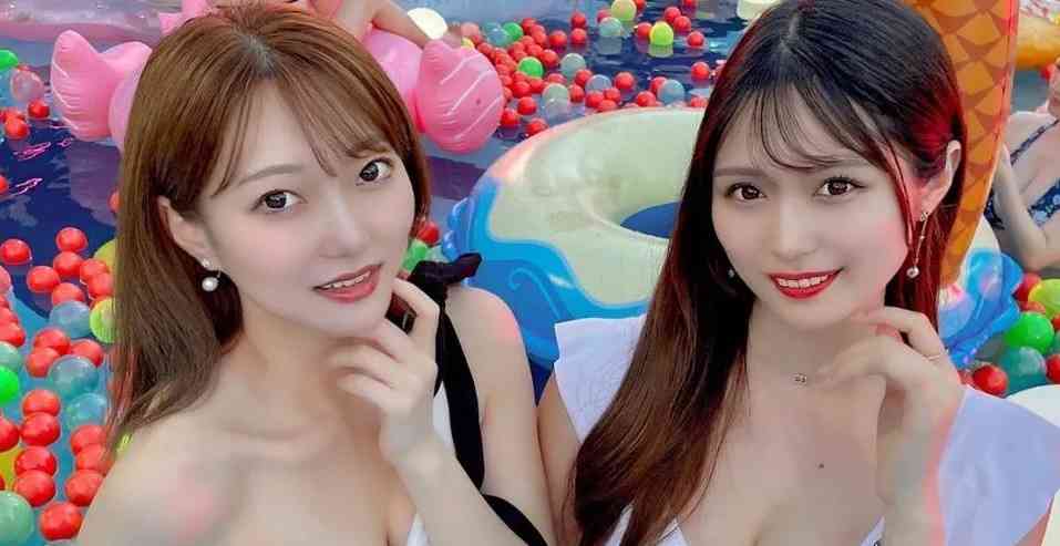 モノトーン水着がCanCamナイトプールでバズり中！【水着スナップ】（CanCam.jp） - Yahoo!ニュース
