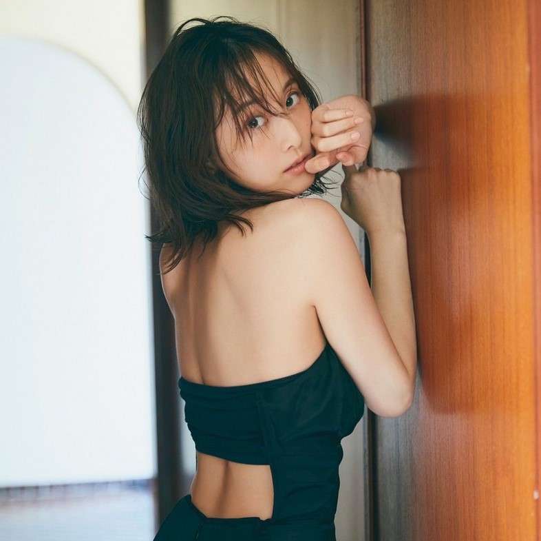 松井玲奈、大胆美背中「大人の色気スゲー」 『FRIDAY』撮影カットに反響