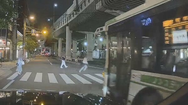 横断歩道をバスが突っ切る あわてる歩行者…ドラレコにまさかの瞬間 運行会社はウェブサイトで謝罪