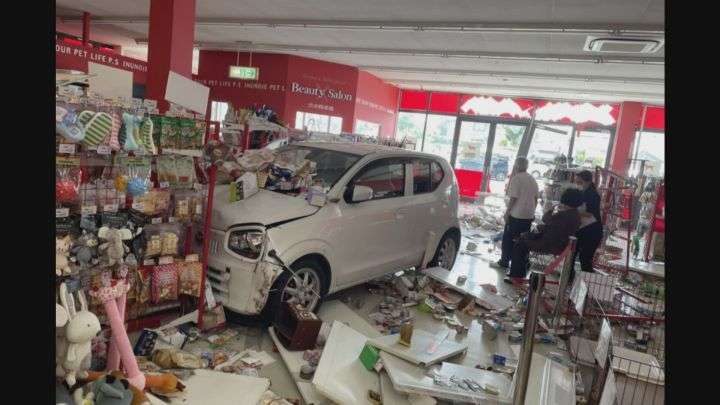 動物たちは無事…ペットショップの店内に高齢男性運転の車突っ込む 店長「運転手はエンジン切れず放心状態」