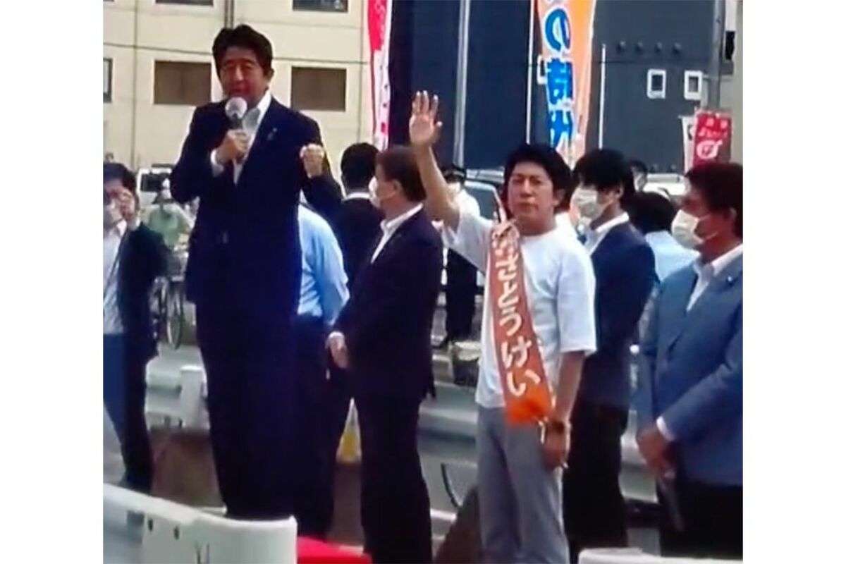 《安倍元首相銃撃から1か月》弾痕残る駐車場は「観光名所」化、ネットでは荒唐無稽な“陰謀論”も…