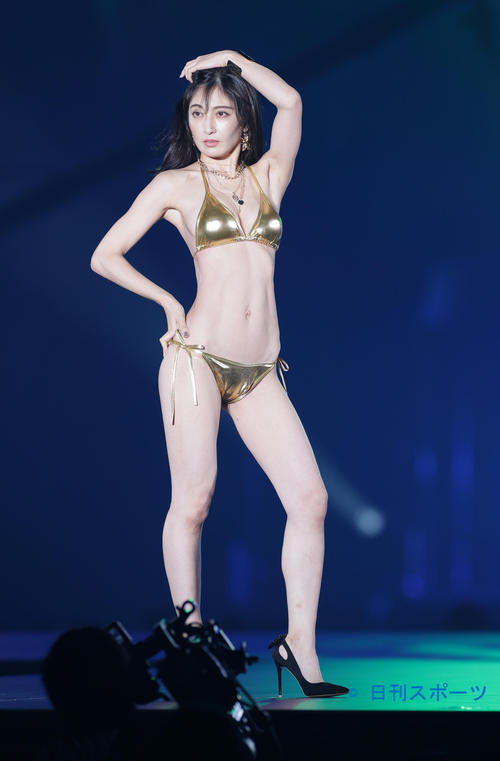 熊田曜子、ピンクのビキニで美ボディー披露！体形維持の秘密は「夏休みの子どもたちの世話」ってマジ？