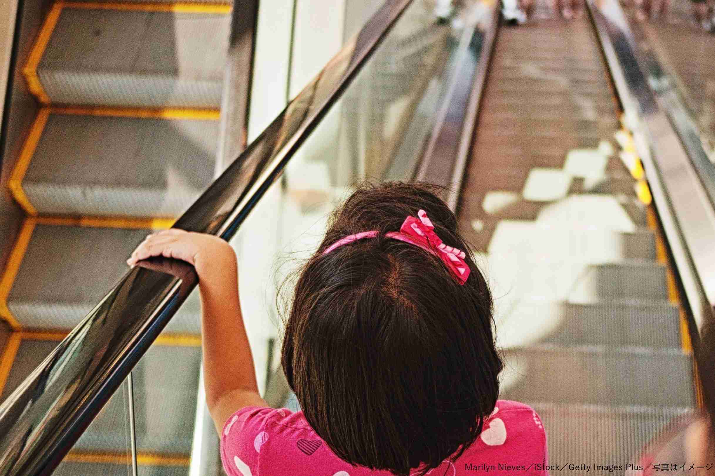 少女の手がエスカレーター手すりに巻き込まれ…　救出まで1時間かかる大事故に – Sirabee