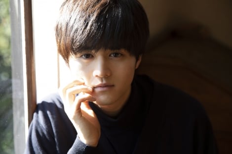 『六本木クラス』“長屋龍二”鈴鹿央士、ファースト写真集発売決定 デビュー直後から3年の軌跡を辿る