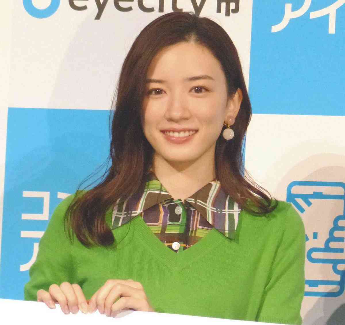 浜辺美波“ダブルピース”で誕生日報告、22歳の抱負も