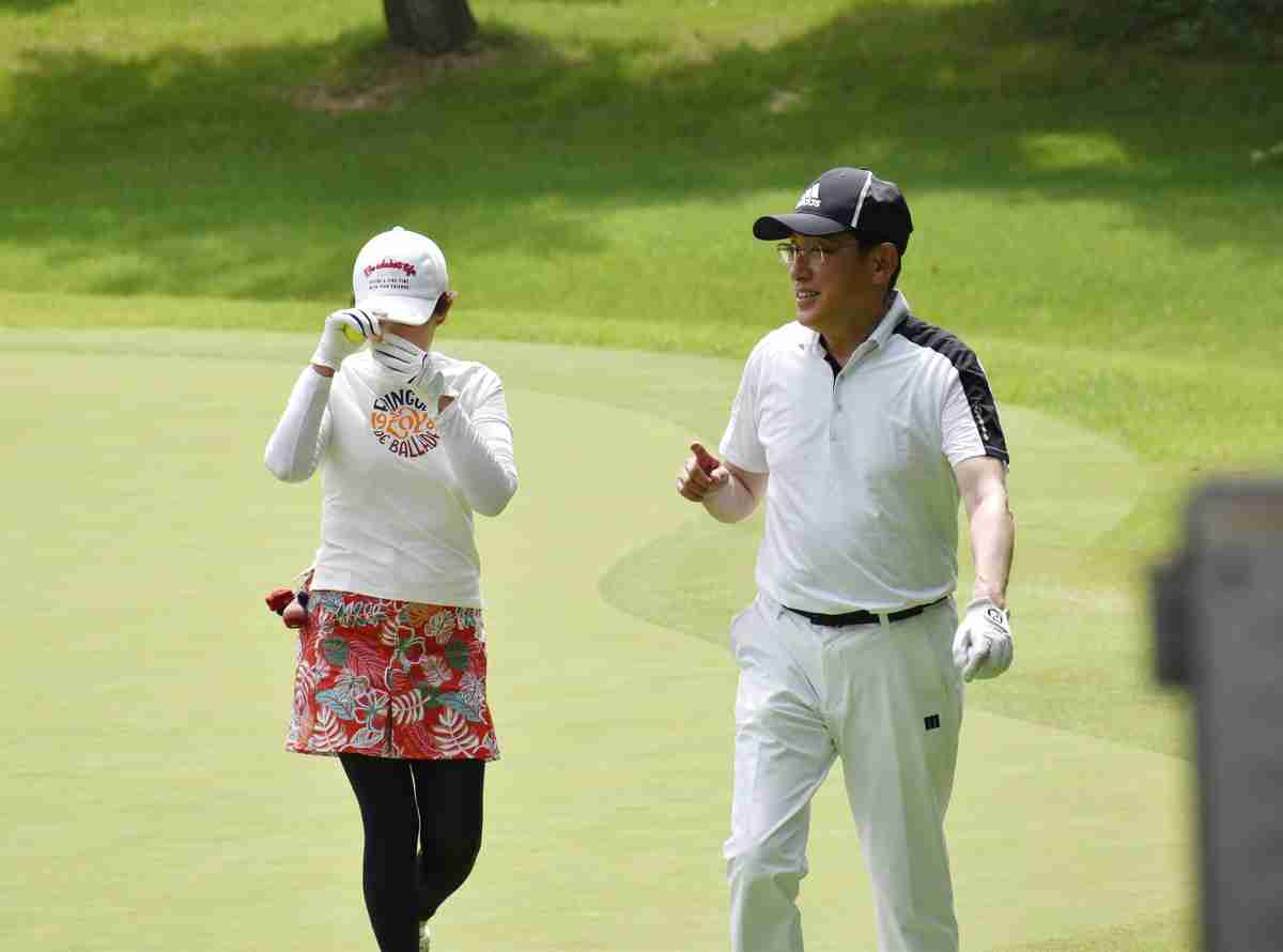 岸田首相、就任後初のゴルフ　夫人らと夏休み満喫（時事通信） - Yahoo!ニュース
