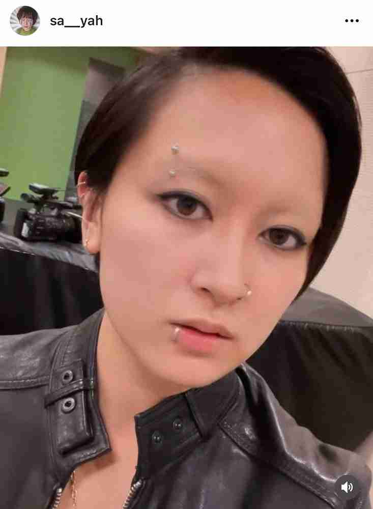 ラランド・サーヤ　顔面ピアス公開　眉、鼻、口の3カ所「変わりすぎ」「中島美嘉似」「リアルNANA」