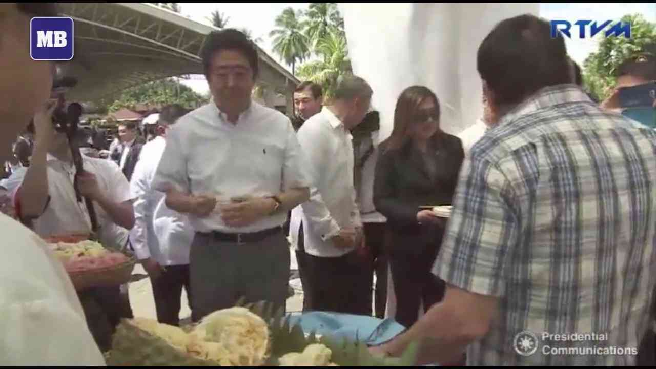 Japan PM Abe gets a taste of Duterte's 'durian' diplomacy - YouTube