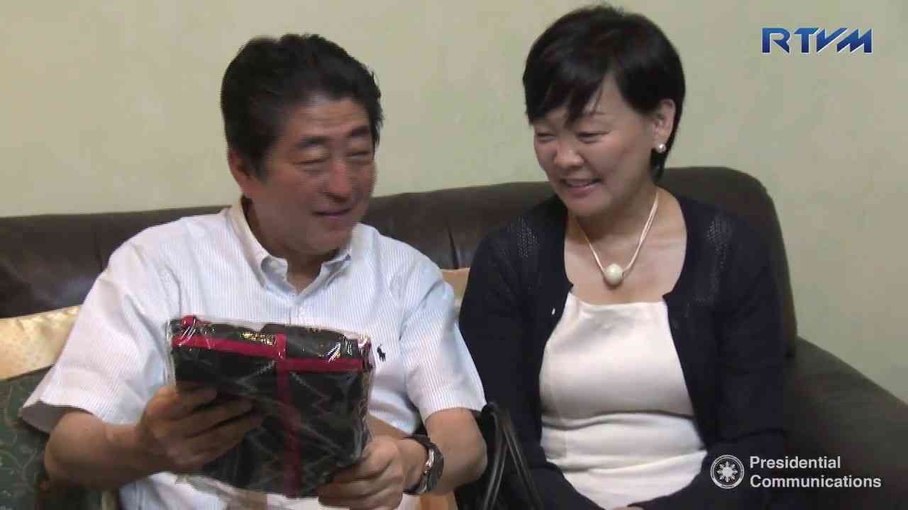 Visit of Prime Minister Shinzo Abe to President Rodrigo Roa Duterte’s Private Residence - YouTube