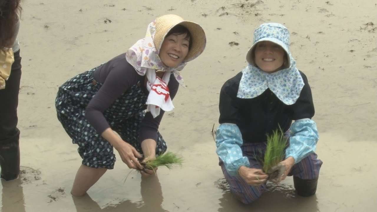 ケネディ大使が田植え体験 首相夫人と山口県下関市で - YouTube