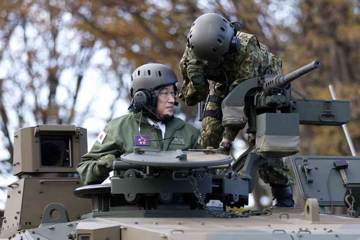 防衛力強化で自衛官の待遇改善も焦点に－艦船より給与と元海将 - Bloomberg