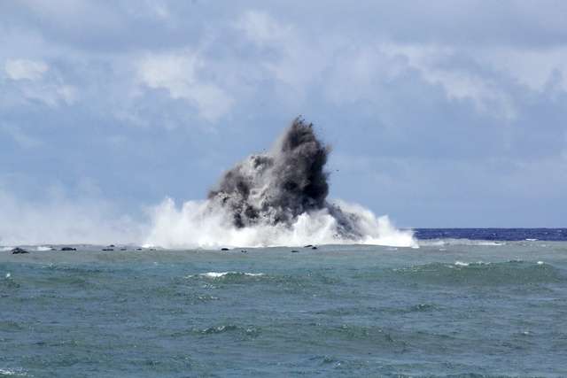 硫黄島沖でマグマが噴出する噴火か　海岸に溶岩、1千年ぶりの可能性（朝日新聞デジタル） - Yahoo!ニュース
