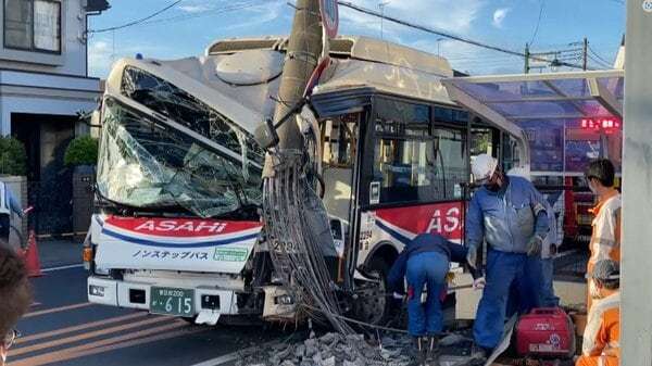 【なぜ】路線バスが電柱に激突　まさかの“大破”　乗客の高齢女性2人ケガ　さいたま市｜FNNプライムオンライン