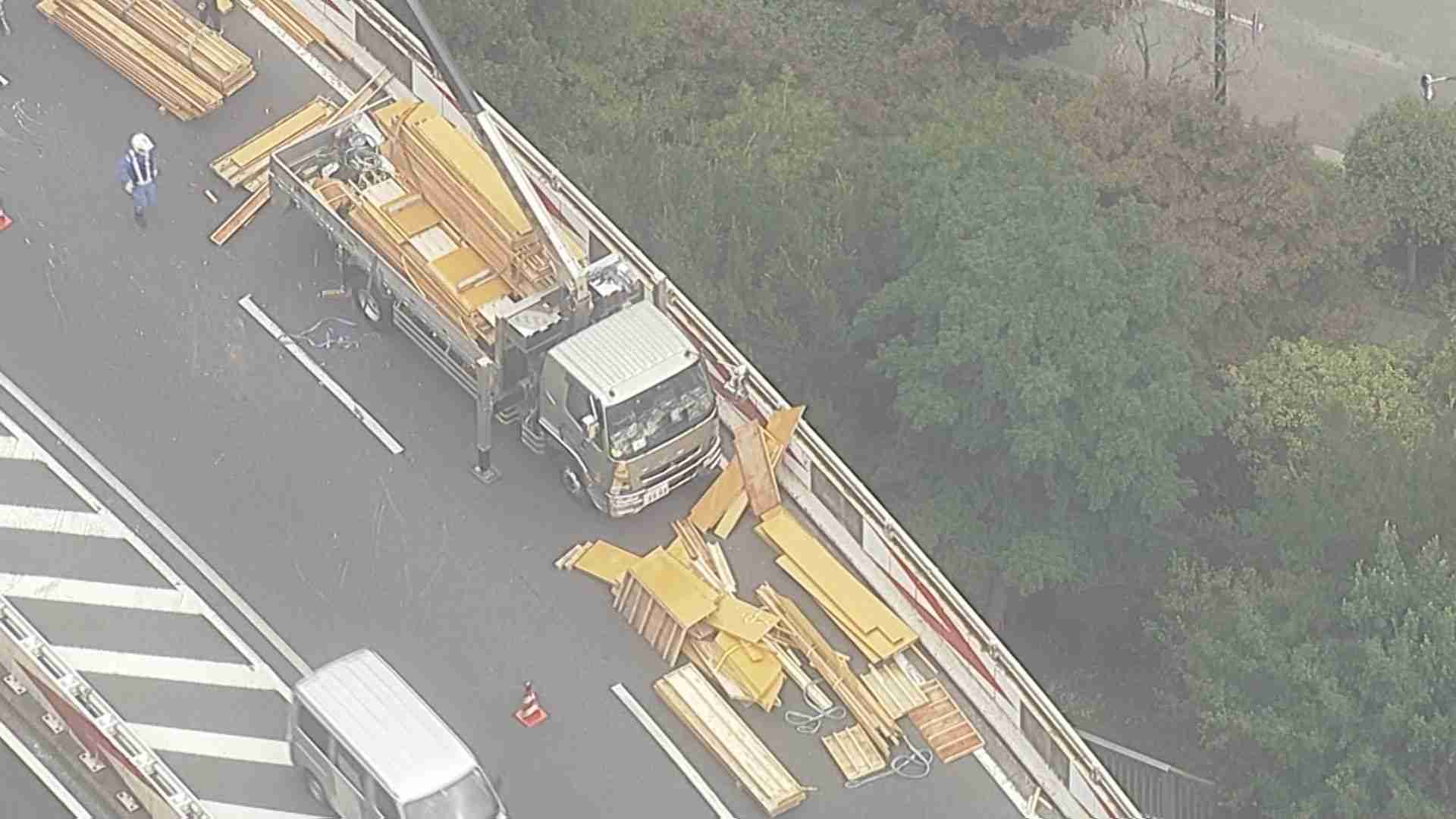 首都高速でトラックの積み荷の木材が道路上に散乱　東京・千代田区 | TBS NEWS DIG (1ページ)
