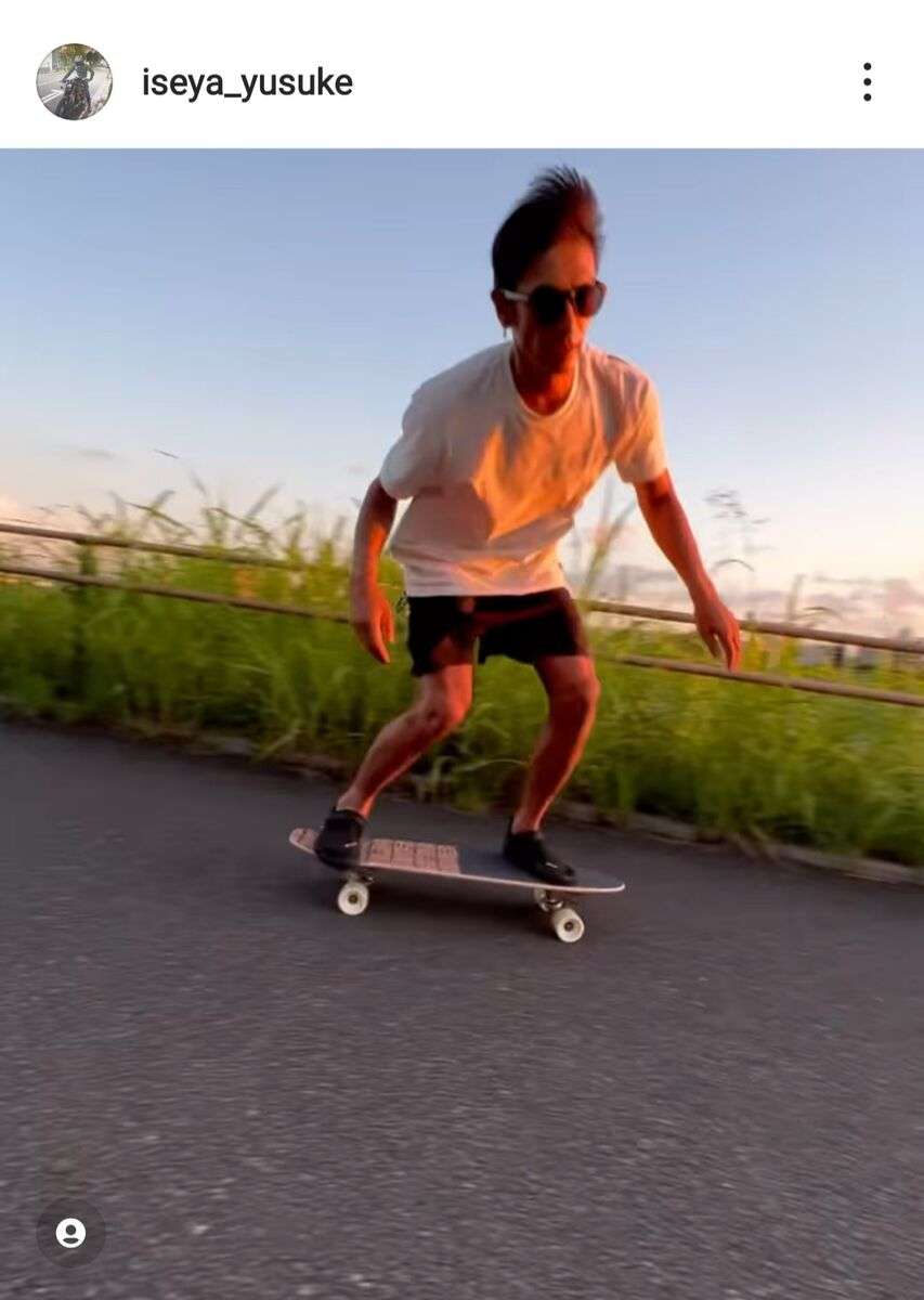 伊勢谷友介、夕日浴び華麗なスケボーライディング披露！ 「かっこいいとしか言えない」称賛の声