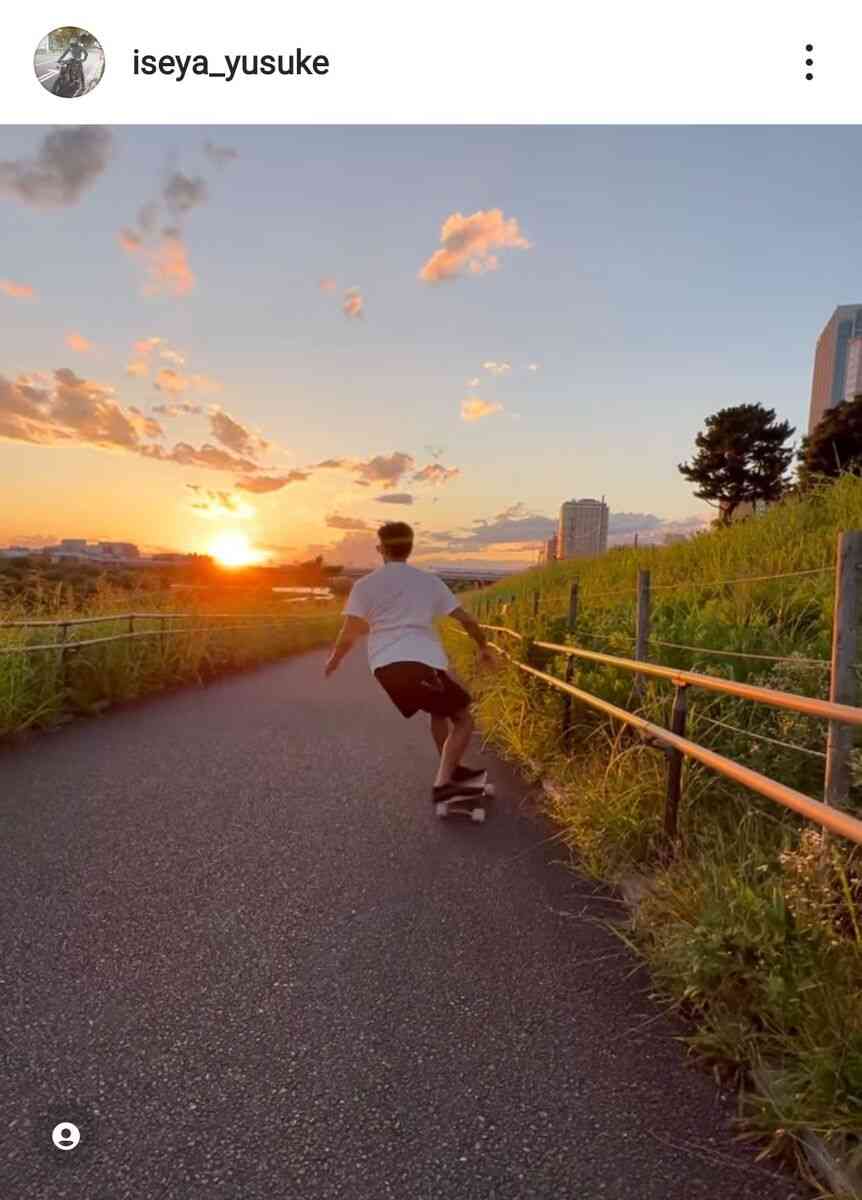 伊勢谷友介、夕日浴び華麗なスケボーライディング披露！ 「かっこいいとしか言えない」称賛の声
