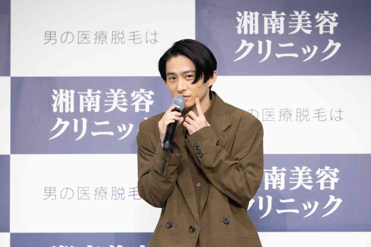 奇跡の40代・三宅健、吊るされてもばっちりポーズ「ほら、ジャニーズっぽいでしょ？」