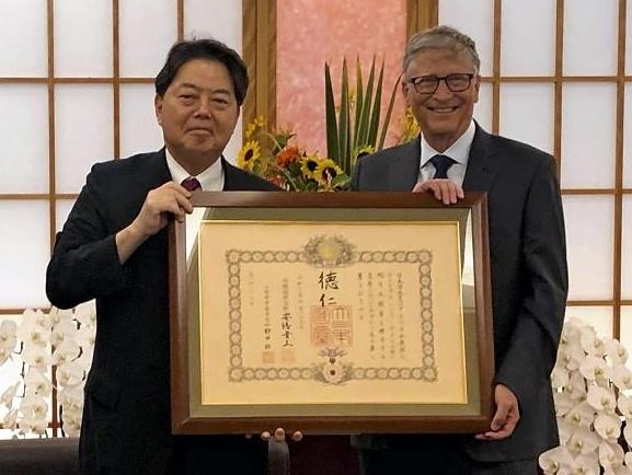 ビル・ゲイツ氏に旭日大綬章の勲章授与…途上国での感染症対策に取り組んだ功績で : 読売新聞オンライン
