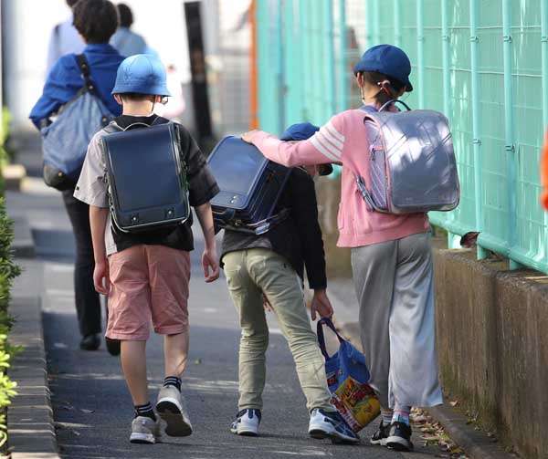 【新型コロナウイルス】夏休み明けに“学校クラスター”多発の恐れ 第6波以降に目立ち始めた子どもの感染｜日刊ゲンダイDIGITAL