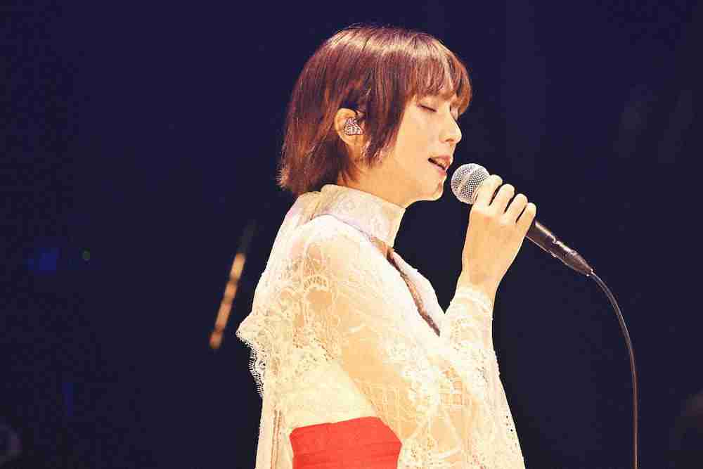 柴咲コウ 巫女風衣装で11曲熱唱、41歳誕生日の前に3年ぶり有観客ライブ