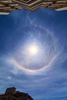 ぎらつく沖縄の太陽に虹色のリング　那覇市の上空に「ハロ」出現　（沖縄タイムス） - Yahoo!ニュース