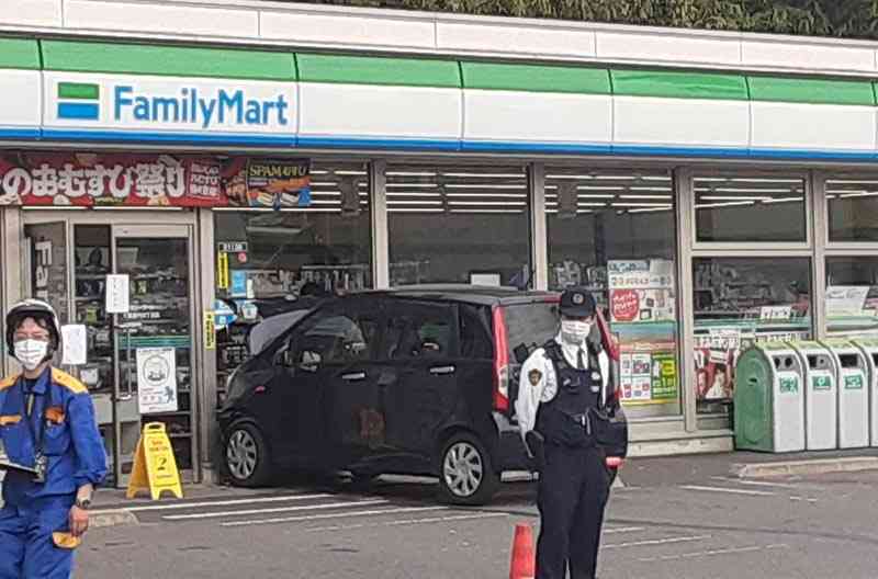 高齢男性が運転「靴ひもが...」 コンビニに車突っ込む 東京・足立区
