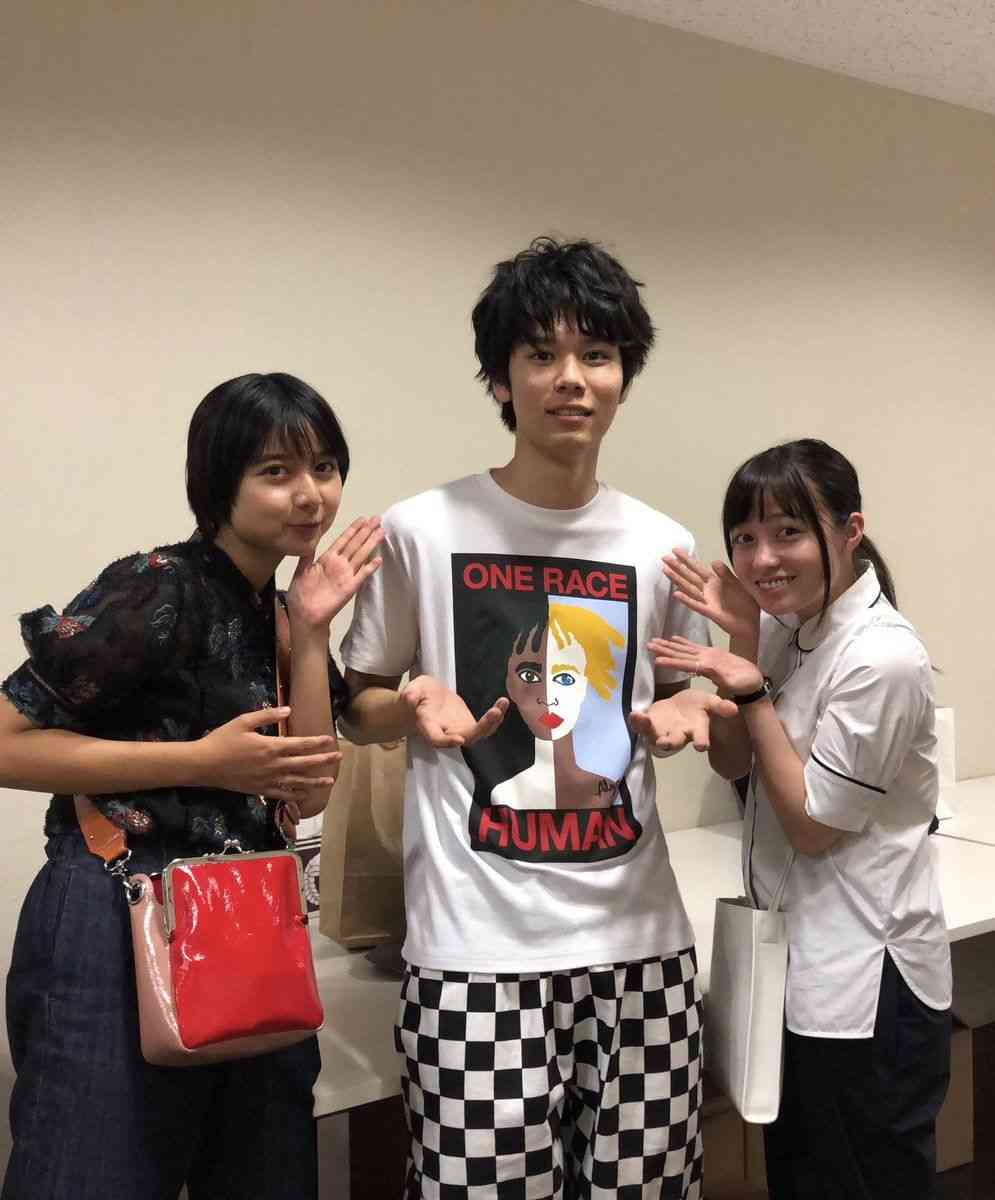 浜辺美波“ダブルピース”で誕生日報告、22歳の抱負も