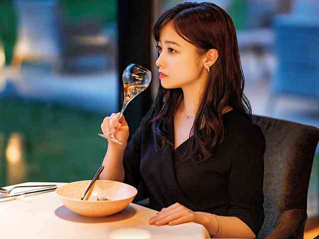 “酒豪”橋本環奈に酒類メーカー熱視線！ CM解禁Xデー迫り争奪戦が勃発