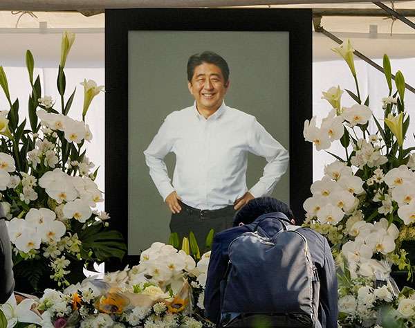 菊の花だけで2千万円！安倍元首相の国葬に消える血税約37億円 | ニコニコニュース
